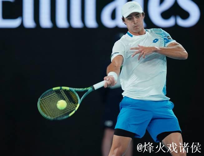 阿尔卡拉斯澳网首战告捷 战胜沃尔顿晋级男单次轮